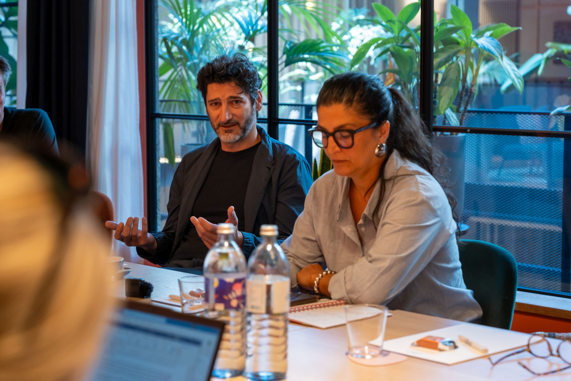 Paul Ivic und Parvin Razavi stehen für eine neue Generation von Küchenchefs – kreativ, konsequent und kompromisslos pflanzlich. Doch ihre Kritik an der neuen veganen Kochlehre ist deutlich: Statt Innovation erleben sie Bürokratie und Traditionsfixierung. (C) ALBA Communciations / Daniel Ecker