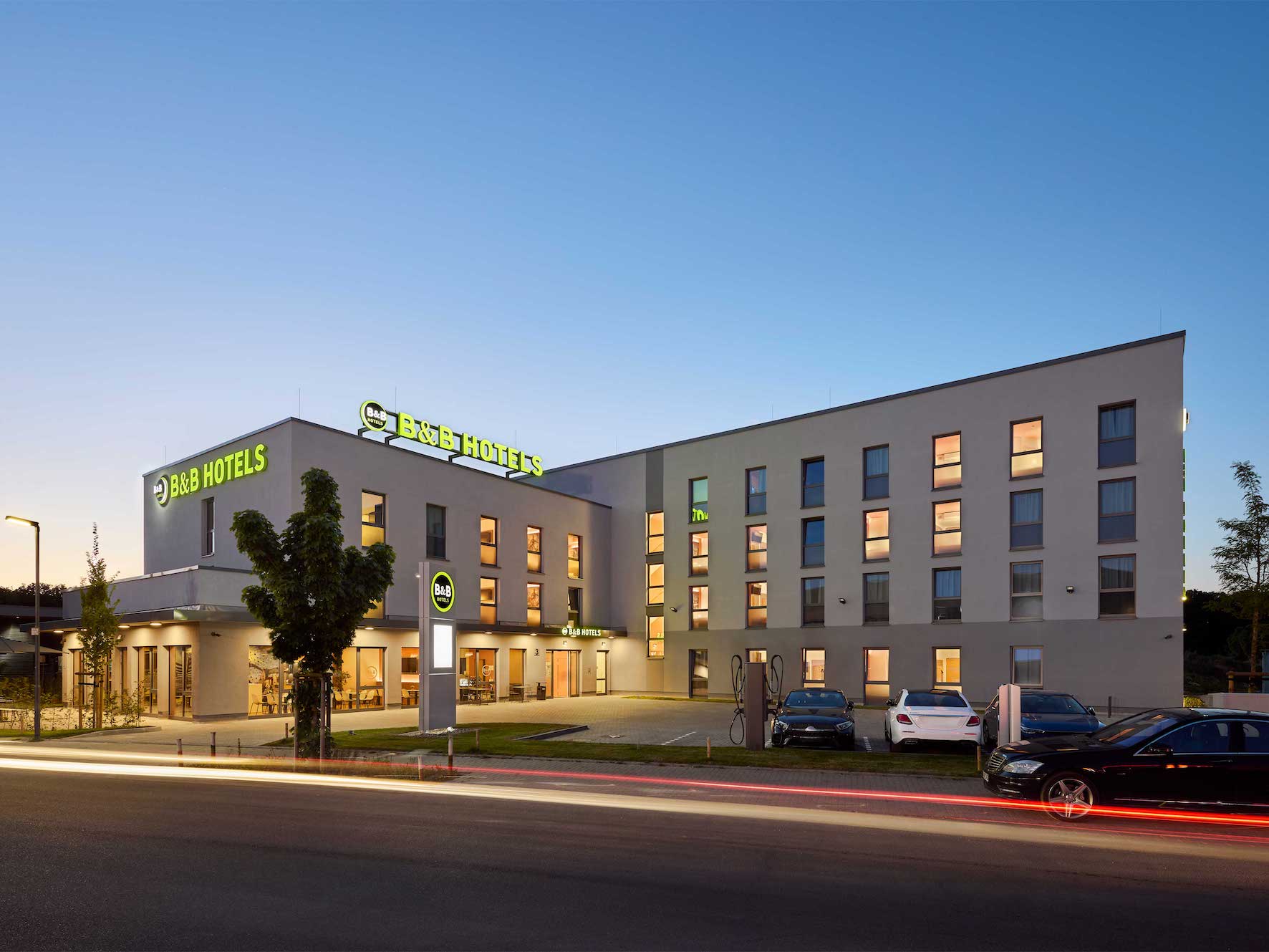 Das Hotel von außen: Ein weißes, modernes Gebäude.
