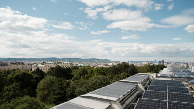 Daniel Vienna PV-Anlage am Dach, Blick zum Stephansdom © Florian Weitzer Hotels & Restaurants/ SAMUEL HARTLEB