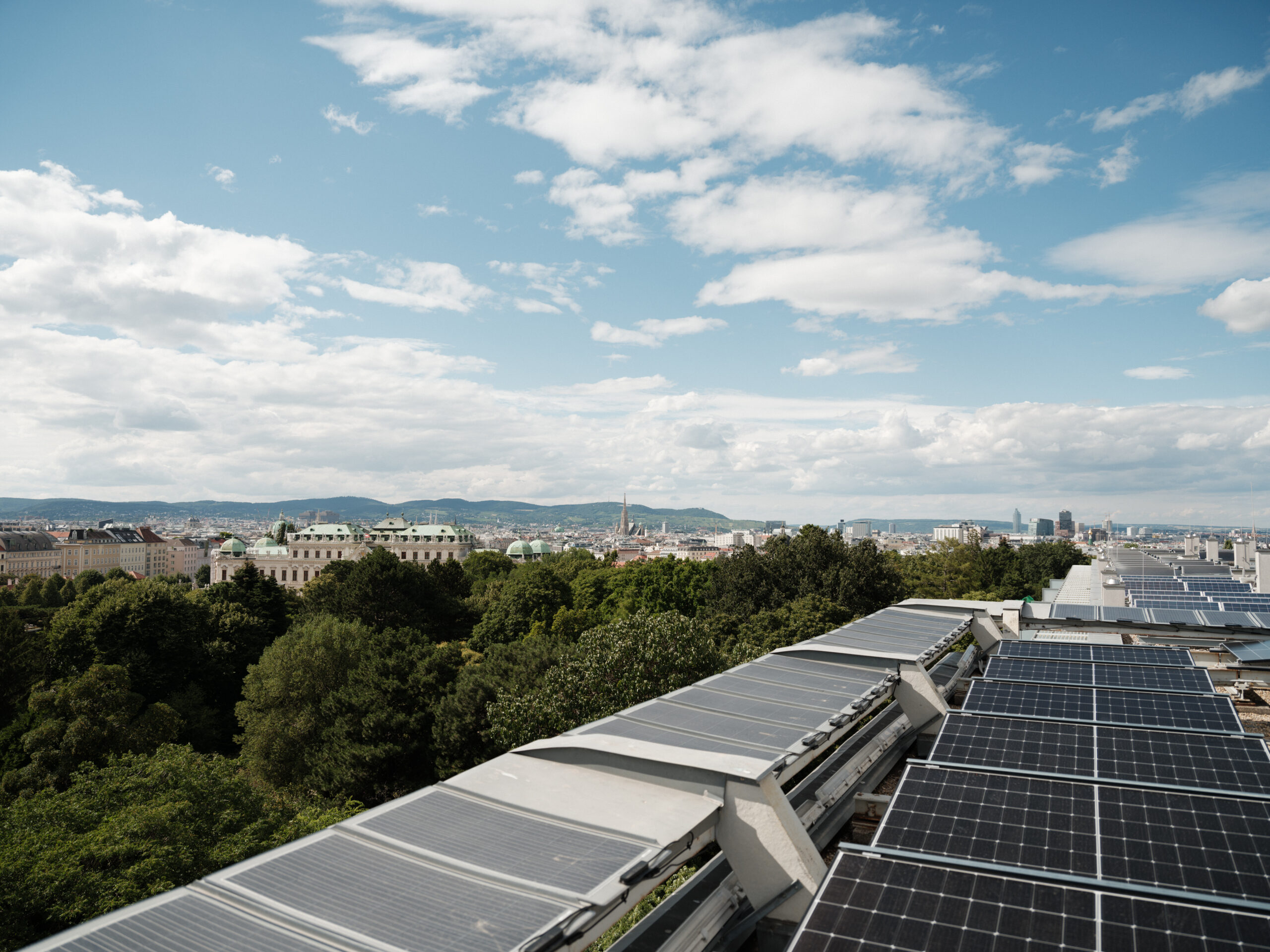Daniel Vienna PV-Anlage am Dach, Blick zum Stephansdom © Florian Weitzer Hotels & Restaurants/ SAMUEL HARTLEB