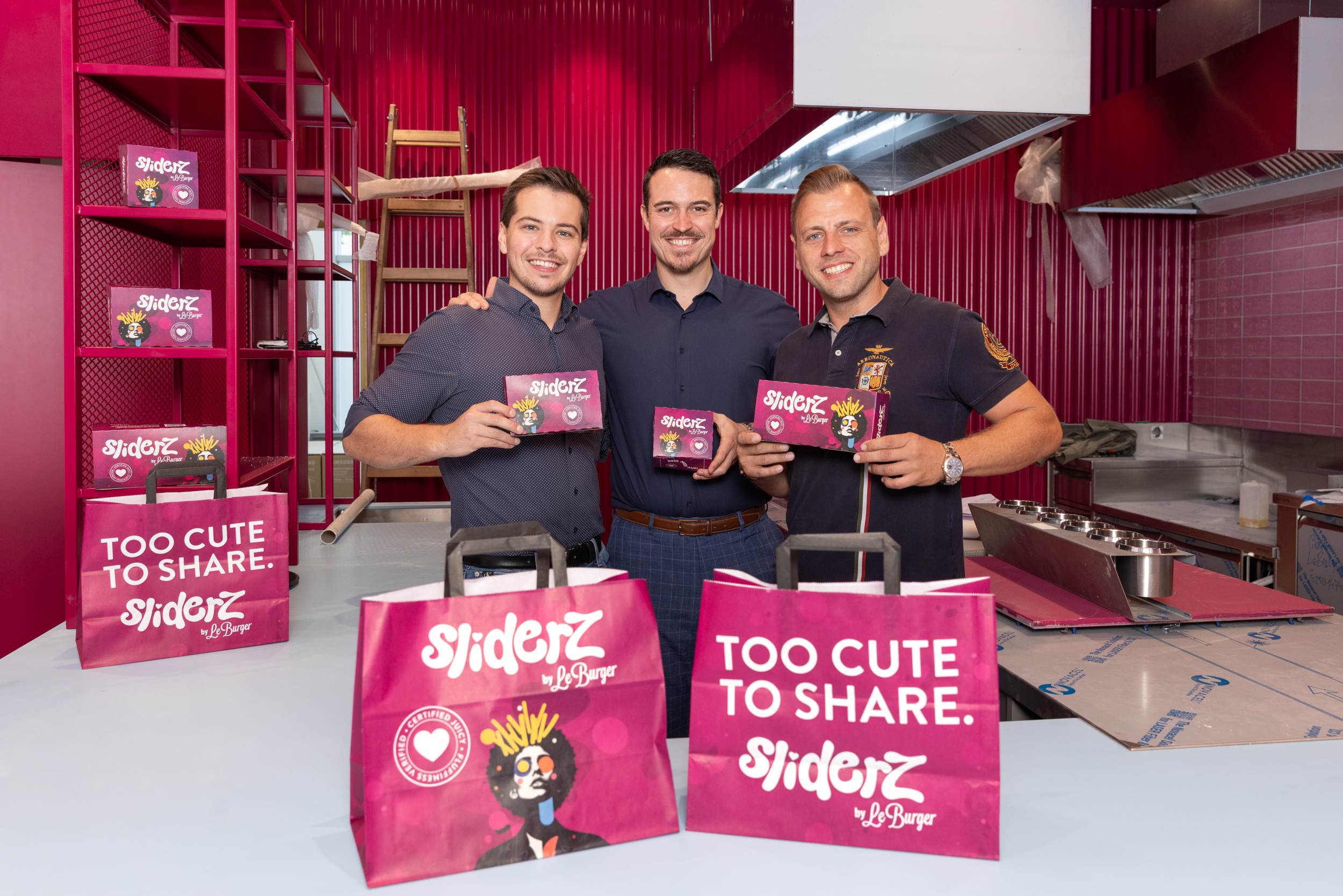 Die drei Gastronomen, Daniel Chuchlik, Lukas Teschmit und Lukas Tauber präsentieren das Neue Angebot. © Robin Consult / Fellner