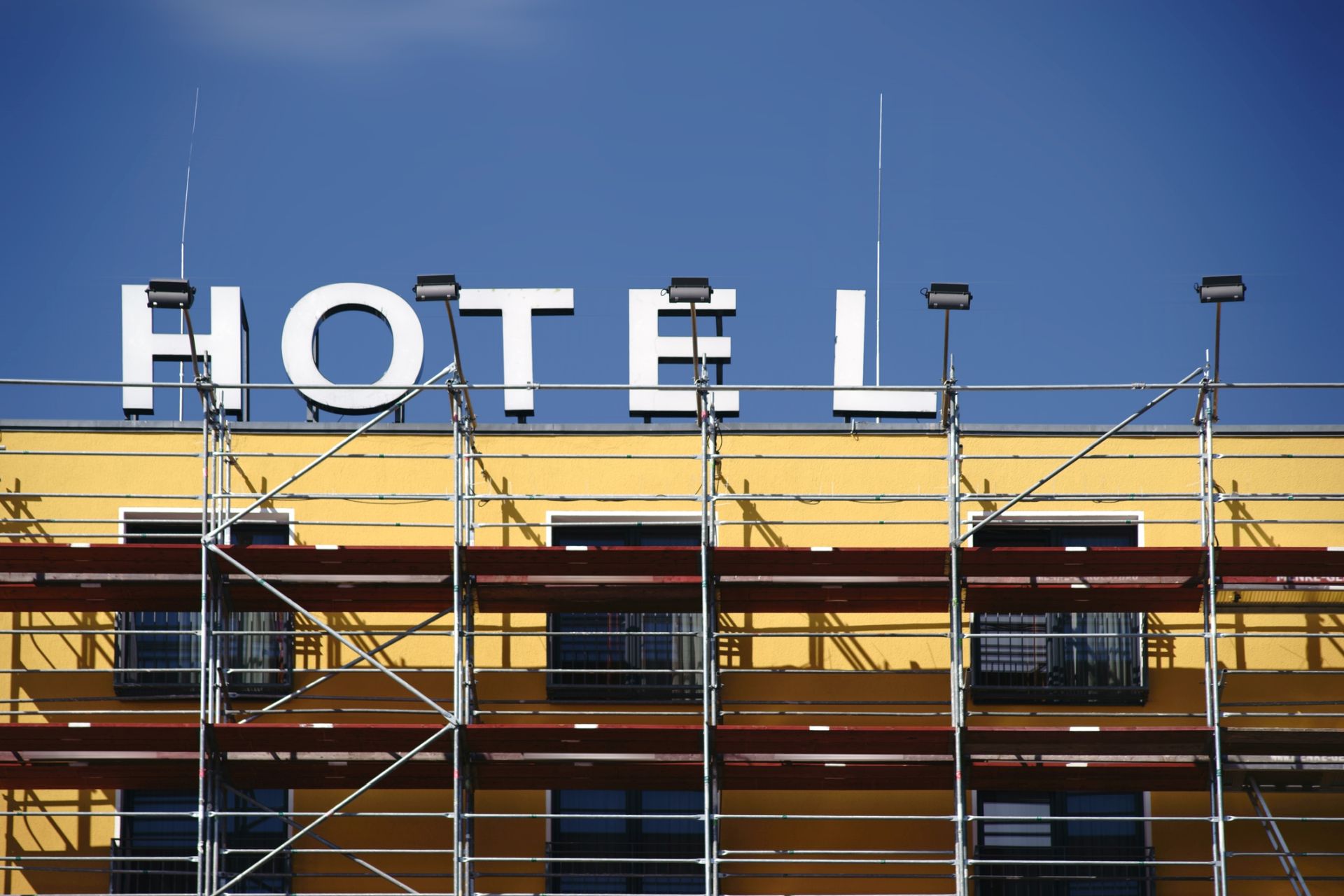 Hotel neu denken: Zwischen KI-Concierge und Fünf-Sterne-Mythen. (C) iStock / Getty Images Plus / ginton