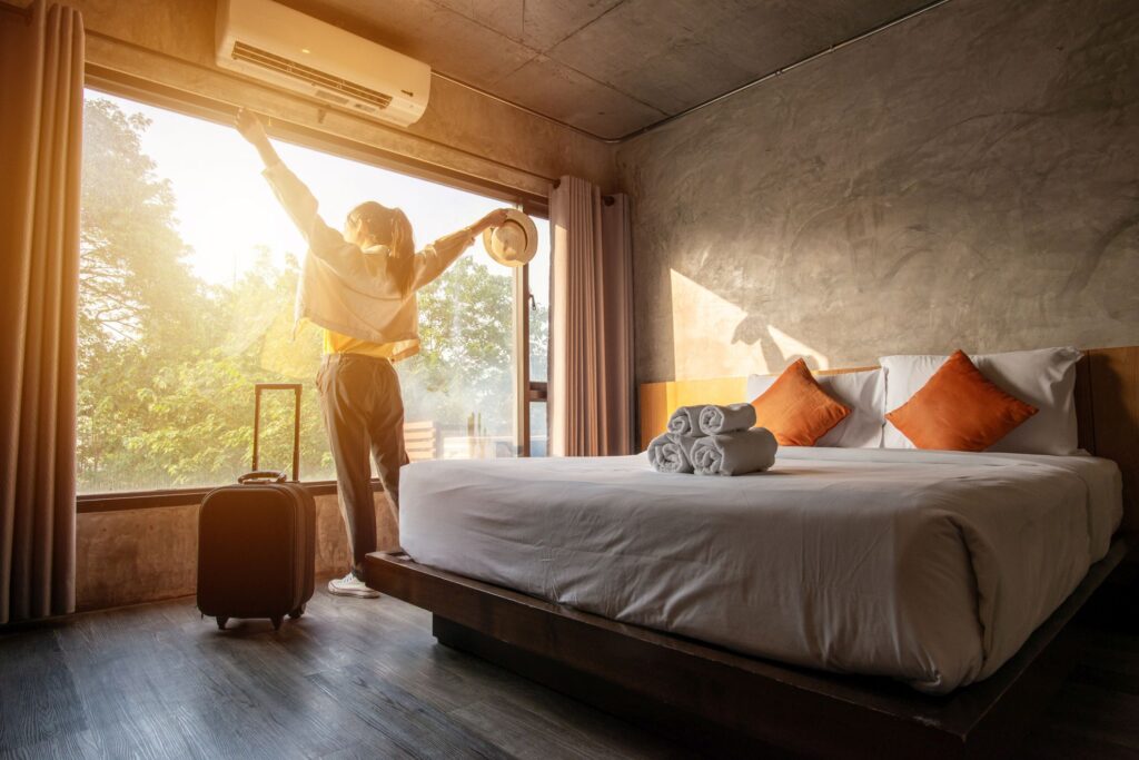 Glücksmomente: Moderne Hotellerie setzt auf Erlebnisse und Atmosphäre - für Gäste, die sich zuhause fühlen wollen. (C) iStock / Getty Images Plus / Boyloso