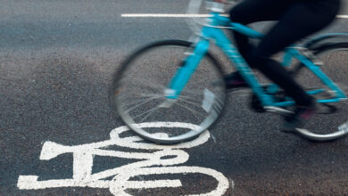 Rad-Strecken-Markierung mit Radfahrer*in