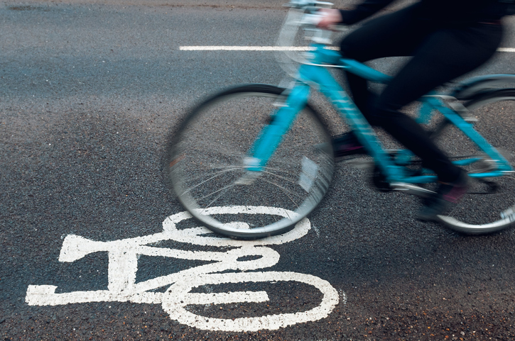 Rad-Strecken-Markierung mit Radfahrer*in