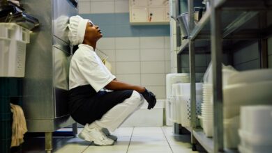 Wer heute Hotelmanager*in werden will, will gleich ganz oben einsteigen. Teller abräumen? Frühstück machen? Gäste begrüßen? Zu mühsam. Die Folge: Es fehlt Personal. (C) iStock / Getty Images Plus / Drazen Zigic