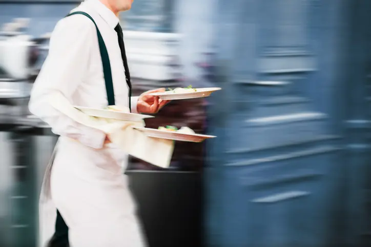 Hotellerie: Steuer auf Feiertagsarbeit muss weg