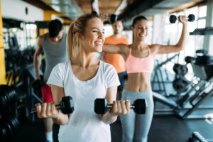 junge Frauen mit Hanteln © nd3000 iStock Getty Images Plus