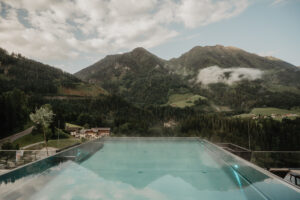 Das 4-Sterne-Superior-Hotel gilt als strahlendes Aushängeschild im Alpendorf von St. Johann in Salzburg (Pongau). © Hotel Berghof
