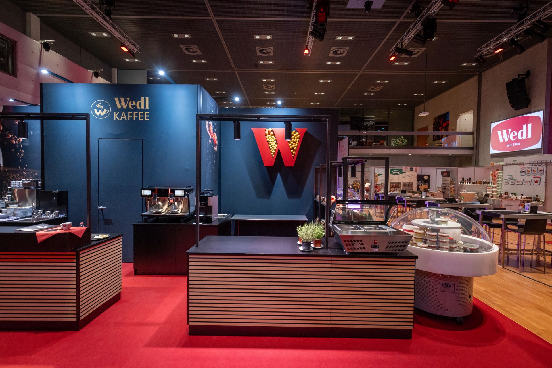 Bei den Wedl Messen 2025 dreht sich alles um Genuss, Qualität und persönliche Begegnung. In drei Städten bringt der Tiroler Gastrogroßhändler auch 2025 Profis aus Gastronomie, Hotellerie und Handel zusammen. (C) Wedl