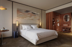 Schlafzimmer des Hotels mit großem Bett und Kunst.