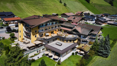 Außenansicht des Hotels von der Luft.