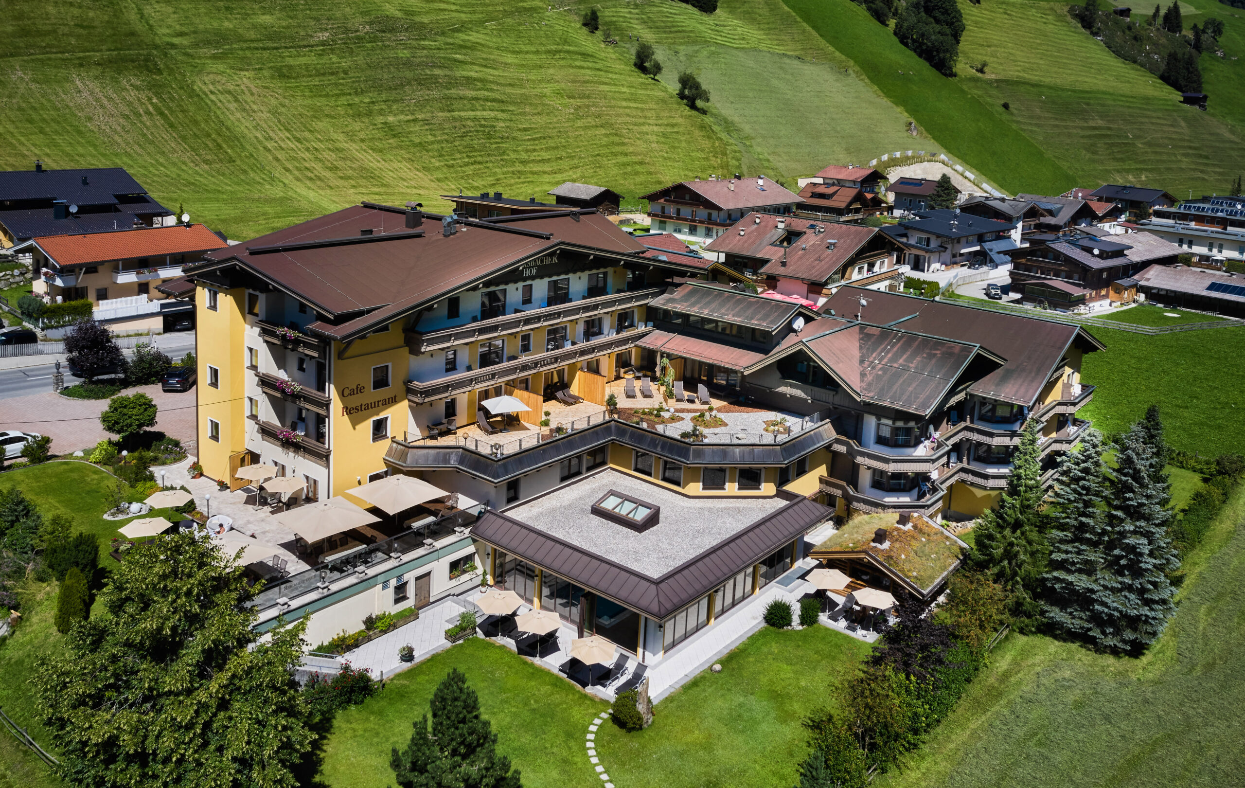 Außenansicht des Hotels von der Luft.