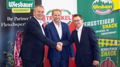 V.l.n.r.: Ernst Stocker, Geschäftsführer Wiesbauer-Gourmet, Michael Trünkel und Thomas Schmiedbauer, Vorstandsvorsitzender der Wiesbauer Holding AG. © Wiesbauer
