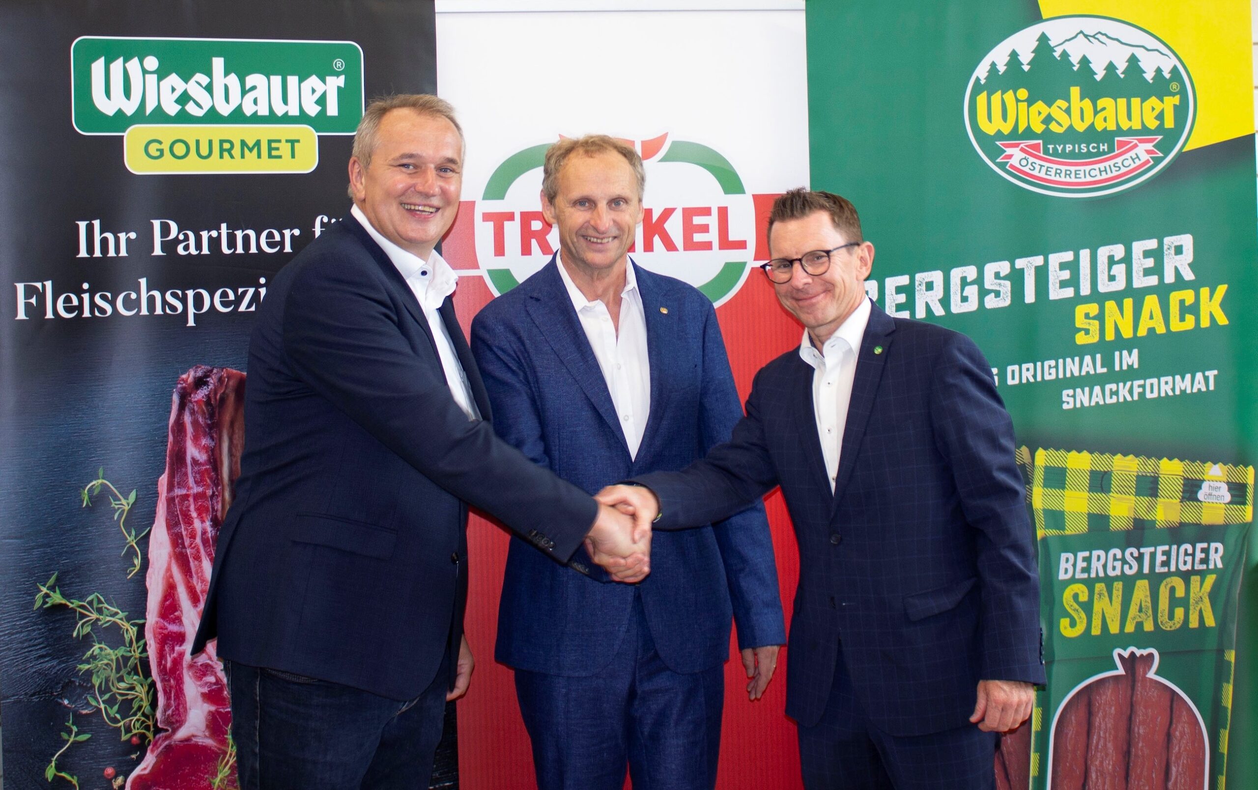 V.l.n.r.: Ernst Stocker, Geschäftsführer Wiesbauer-Gourmet, Michael Trünkel und Thomas Schmiedbauer, Vorstandsvorsitzender der Wiesbauer Holding AG. © Wiesbauer