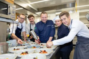 Servierten im Rahmen der vierten Auflage von "Ein Abend, fünf Köche" des Tourismusverbands Schladming-Dachstein ein außergewöhnliches Degustationsmenü (v.l.): Franz Danklmaier, Stefan Ell-Mayer, Richard Rauch, Nikolett Kolop und Sebastian Schrempf. © Martin Huber