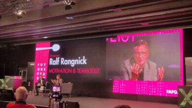 Nationaltrainer Ralf Rangnick auf der „Future Feast“-Bühne der FAFGA 2025 in Innsbruck: Mit klaren Worten über Führung, Motivation und Teamgeist begeisterte er das Fachpublikum aus Gastronomie, Tourismus und Wirtschaft. (C) Alexander Grübling