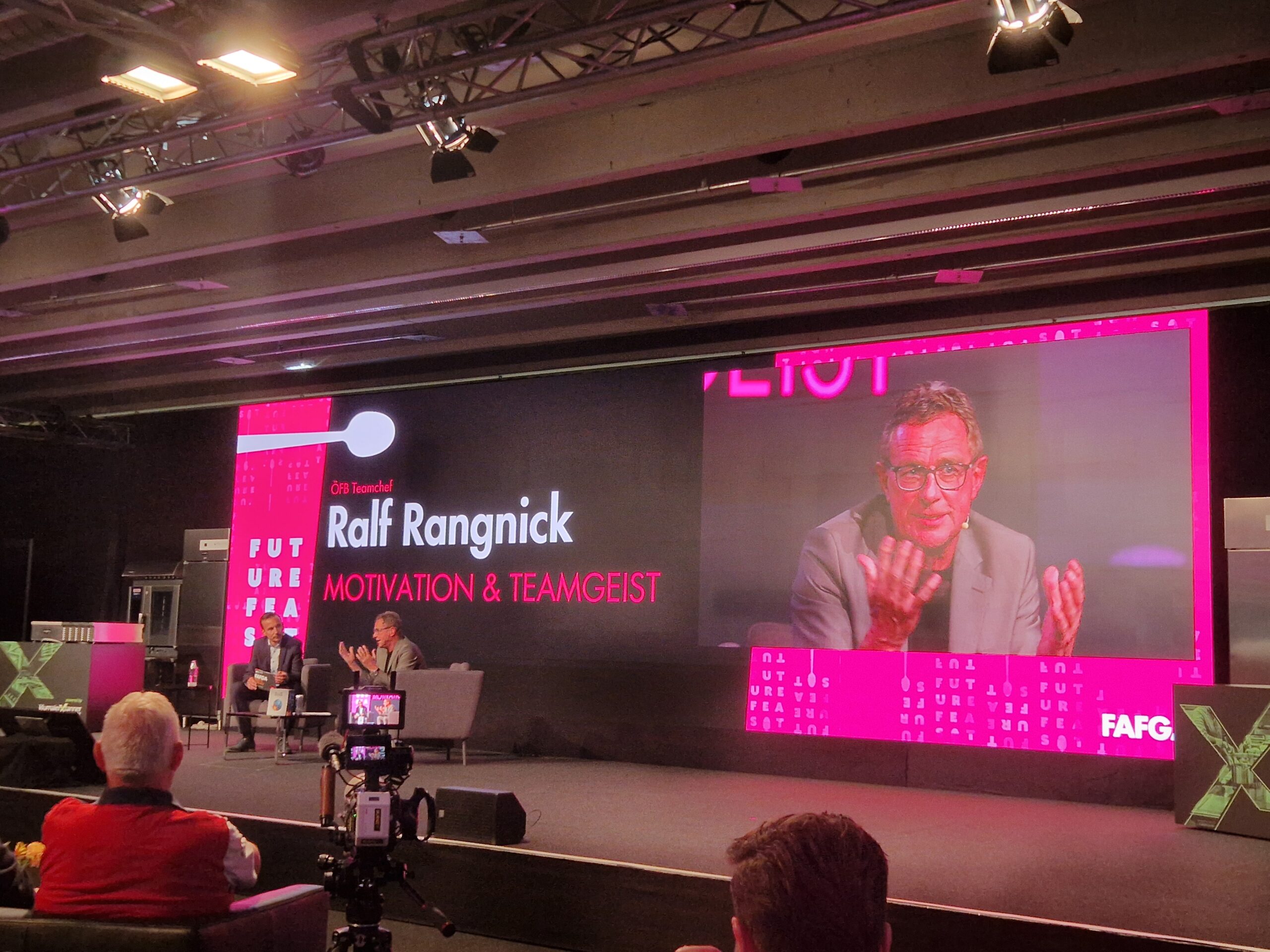 Nationaltrainer Ralf Rangnick auf der „Future Feast“-Bühne der FAFGA 2025 in Innsbruck: Mit klaren Worten über Führung, Motivation und Teamgeist begeisterte er das Fachpublikum aus Gastronomie, Tourismus und Wirtschaft. (C) Alexander Grübling