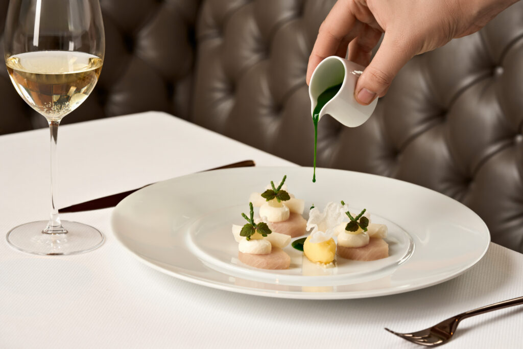 Gelbflossenmakrele – Mit Yuzu, Passe Pierre und Rettich.