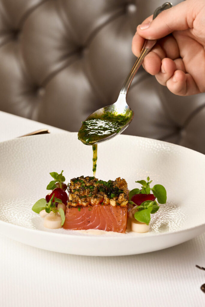 Label Rouge Lachs – Serviert mit Hühnervinaigrette, Kartoffel und Jungzwiebel.