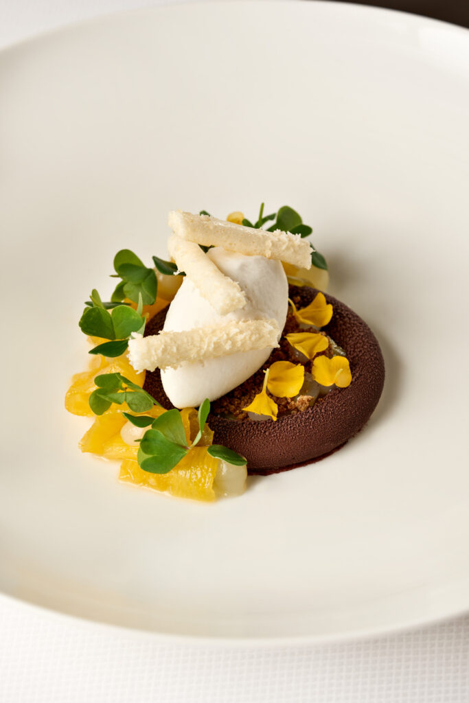 Weiße Schokolade – Dessert mit Ananas, Rum und Kokosnuss.