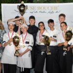 (v.l.n.r) Gesamtsieger-Team „Mise en Élégance“ Reihe oben – Commis, Reihe unten v.l.n.r. Piroska Payer, Amuse Bouche, Küche: Jasmin Enengel, Hotel Imperial Wien - Commis: Felix Luksch, Küche: Sophia Waffek, Kremslehner Hotels - Commis: Jan Frittum, HGA: Abela Alnajaffi, Austria Trend Parkhotel Schönbrunn - Commis: Kristijan Jovanovic, Service: Livia Kolowrat, Vienna Marriott Hotel - Commis: Markus Ruzicka, Robert Wanko, Jury-Vorsitzender. © VOGUS