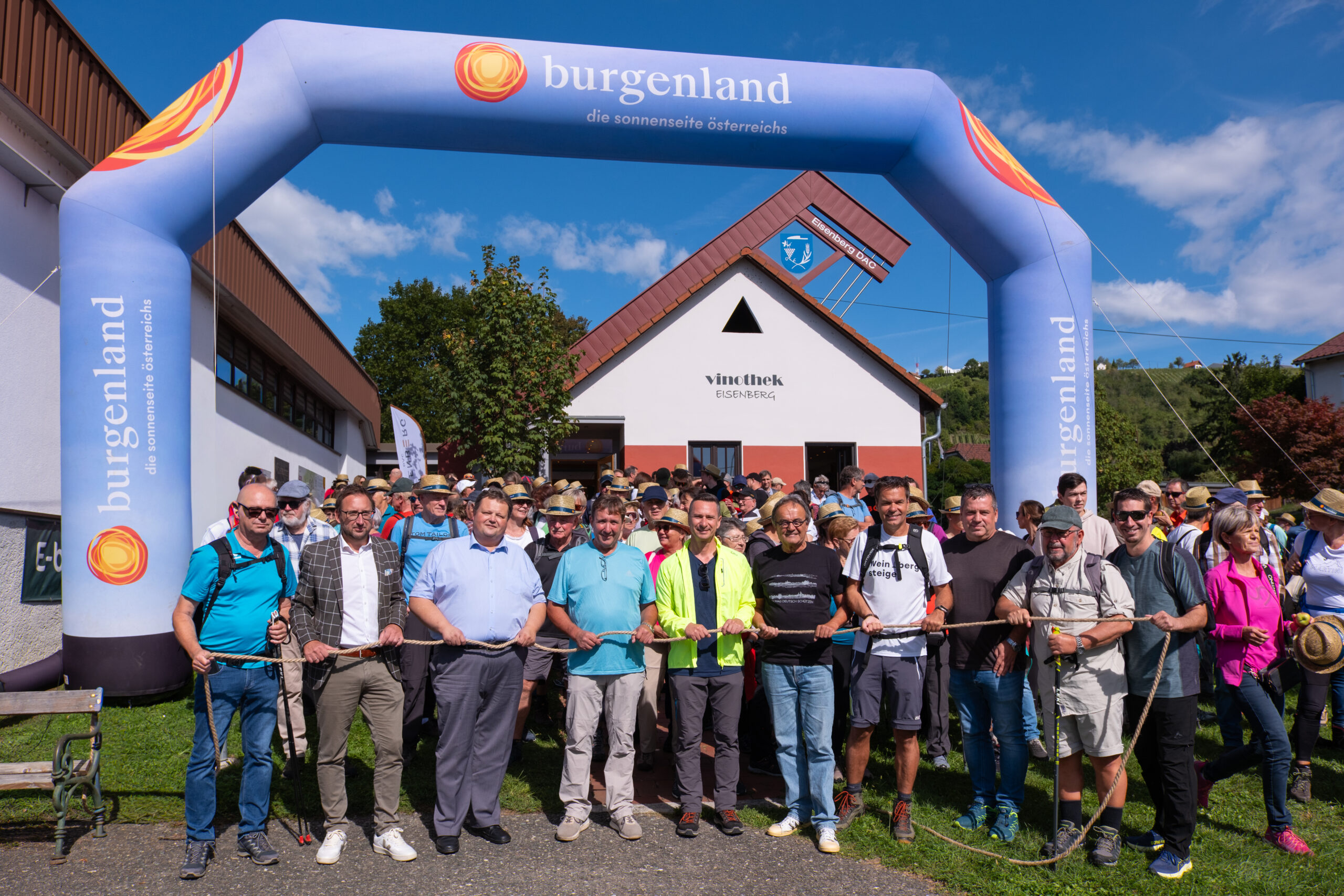 (v.l.n.r.): Herbert Eberhardt (Guide), Jürgen Dolesch (Abgeordneter zum Bgld Landtag), Bernd Strobl (Abgeordneter zum Bgld Landtag), Franz Wachter (Bürgermeister Deutsch Schützen-Eisenberg), Klubvorsitzender Robert Hergovich, Koordinator Josef „Pepo“ Wiesler, Didi Tunkel (Geschäftsführer Burgenland Tourismus und Tourismusverband Südburgenland), Oswald Rainer (Amtsleiter Kohfidisch), Hans Peter Neun (Guide) und Christian Zechmeister (GF Wein Burgenland) bei der feierlichen Eröffnung. © Burgenland Tourismus