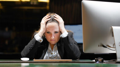 Hotelmanager. Ein Frauenempfang machte einen Fehler in der Rechnung, schockiert vor dem Monitor des Computers sitzend. Digitalisierung hilft