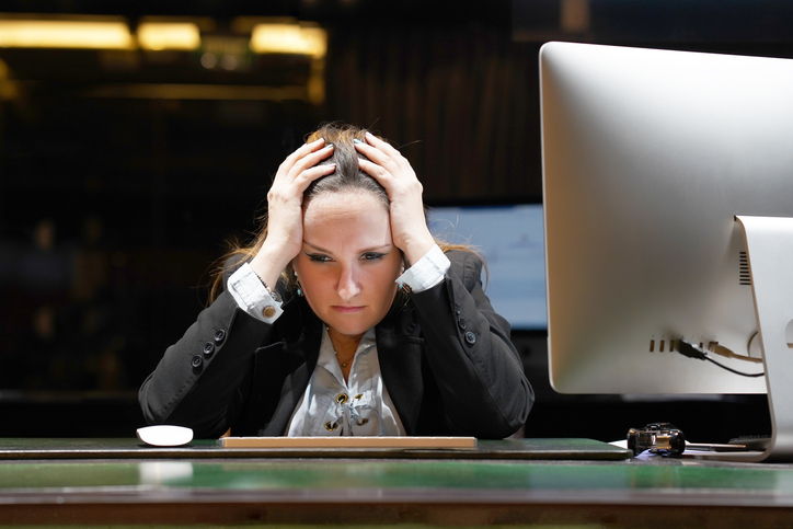 Hotelmanager. Ein Frauenempfang machte einen Fehler in der Rechnung, schockiert vor dem Monitor des Computers sitzend. Digitalisierung hilft