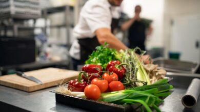 Viele Küchenchefs setzen längst auf regionale Zutaten – oft in direkter Kooperation mit heimischen Landwirten. Freiwillige Herkunftskennzeichnung statt Zwang bleibt für die Branchenvertreter das bevorzugte Modell. (C) iStock / Getty Images Plus / Halfpoint