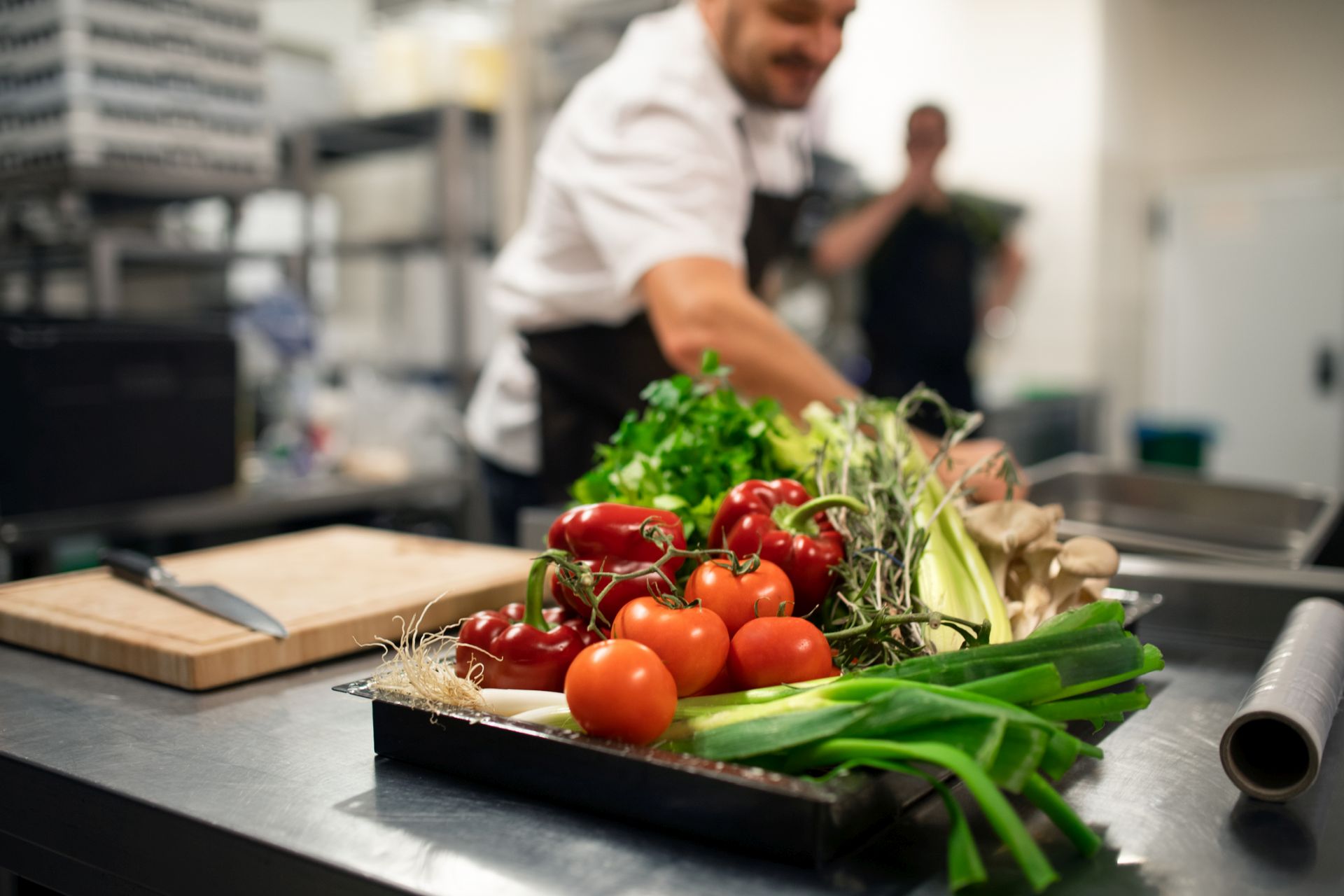Viele Küchenchefs setzen längst auf regionale Zutaten – oft in direkter Kooperation mit heimischen Landwirten. Freiwillige Herkunftskennzeichnung statt Zwang bleibt für die Branchenvertreter das bevorzugte Modell. (C) iStock / Getty Images Plus / Halfpoint