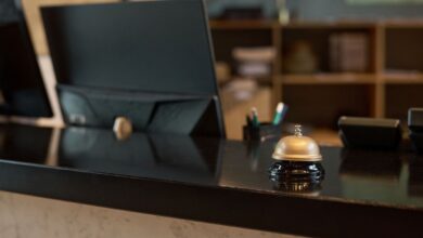 Für Hotels bedeutet das Einlenken mehr Vorlauf bei Preiskalkulationen, bei Vertragsverhandlungen mit Veranstaltern und Reiseveranstaltern sowie in der Kommunikation mit internationalen Gästen. (C) iStock / Getty Images Plus / shironosov