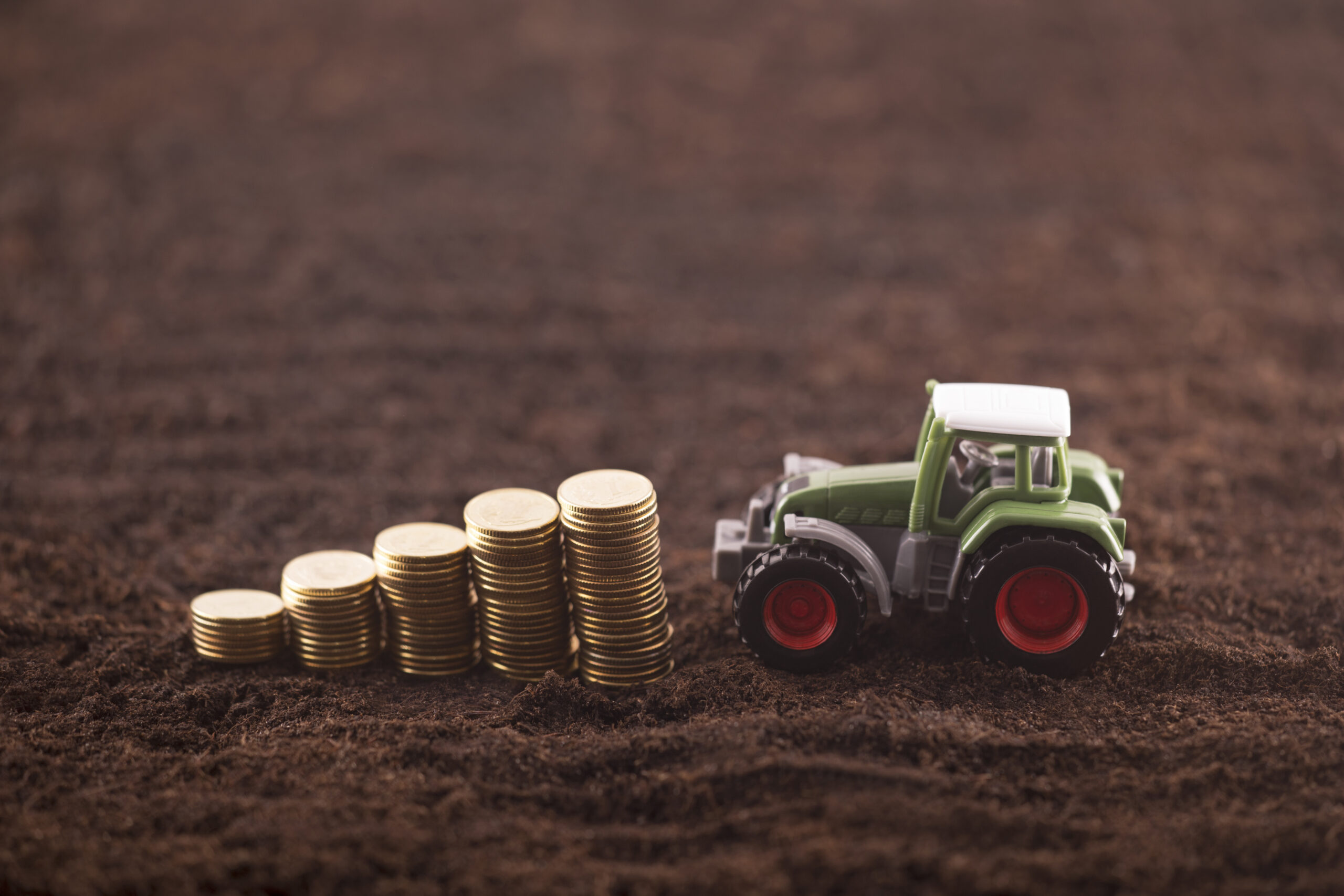 Modell von Traktor und Münzen © sqback iStock Getty Images Plus