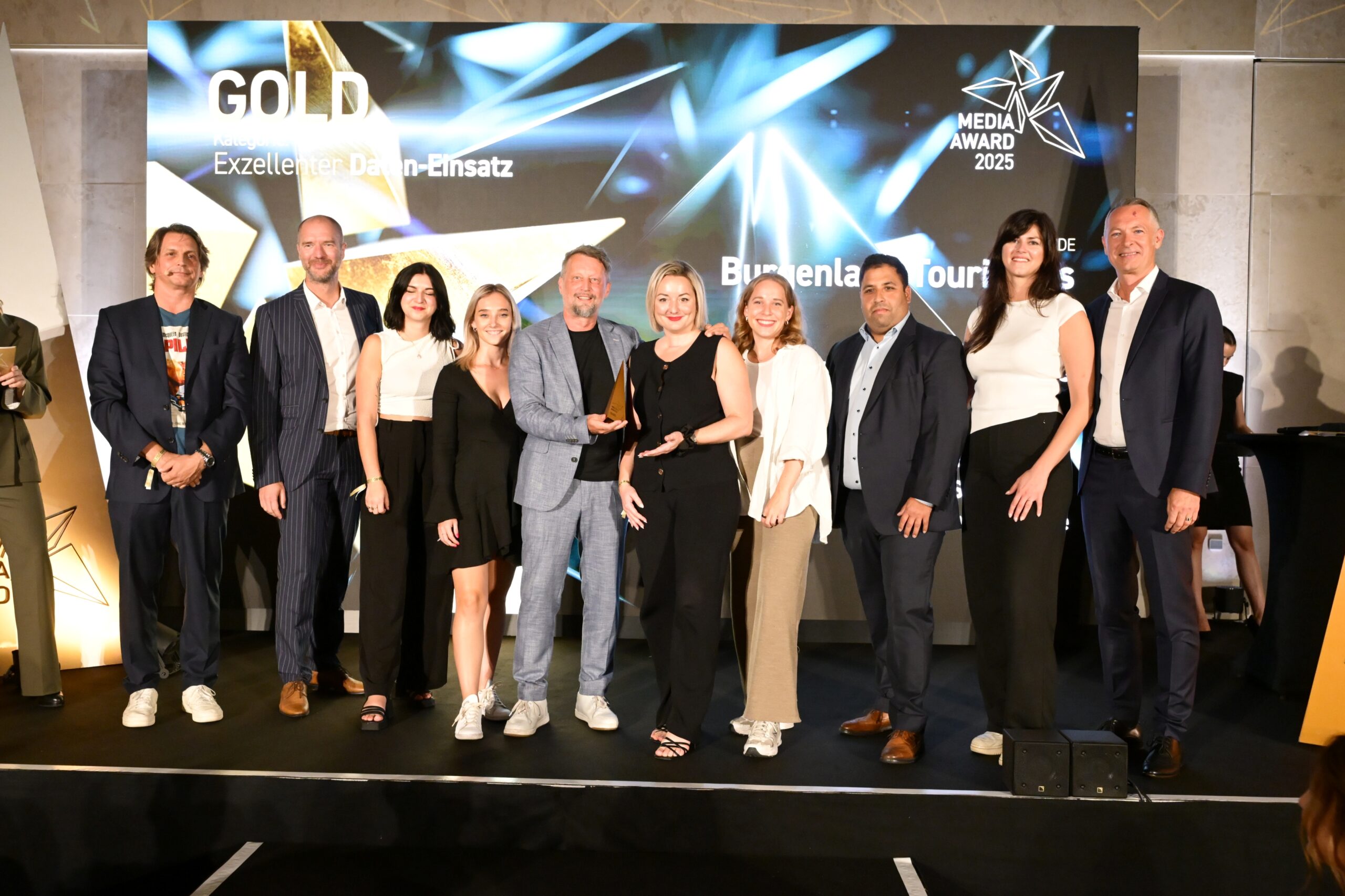 Oliver Böhm (CEO ORF-Enterprise und Präsident des Vereins Media Award; 1.v.l.), Kurt Kaiser (CMO Burgenland Tourismus; 5.v.l.) und Josef Almer (CEO Goldbach Austria | An Azerion Company; 1.v.r.) gemeinsam mit dem Team von Mediaplus Austria beim Media Award 2025 im Wiener Leopoldmuseum. ©Christian Jobst