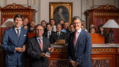 v.l.n.r. Hoteldirektor Andreas Keese, Präsident der Vereinigung Concierge Circle Luxemburg Tom Meyer und Sacher Co-Eigentümer Georg Gürtler sowie dem Concierge- und Guest-Experience-Team im Hintergrund. © Hotel Sacher