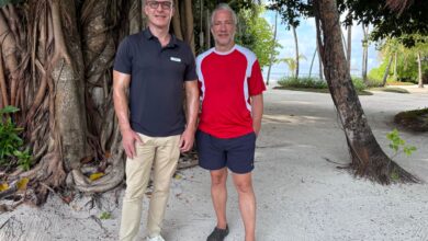 Thomas Schult mit ÖGZ-Redakteur Markus Höller auf Thilamaafushi. (C) M. Höller