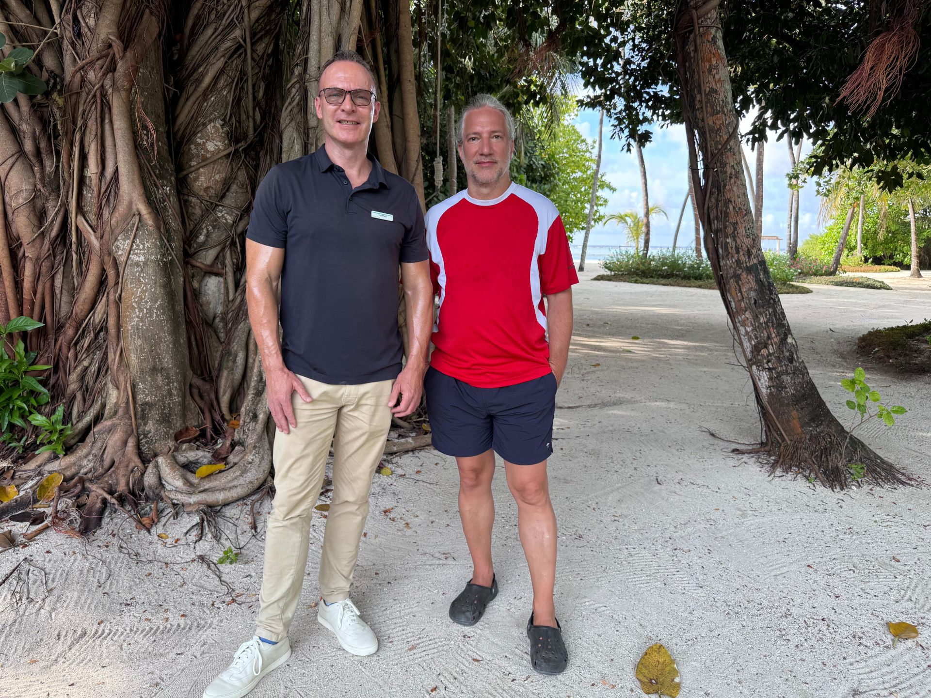 Thomas Schult mit ÖGZ-Redakteur Markus Höller auf Thilamaafushi. (C) M. Höller