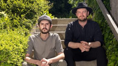 Harald Irka und Johann Schmuck sitzen auf Stufen.