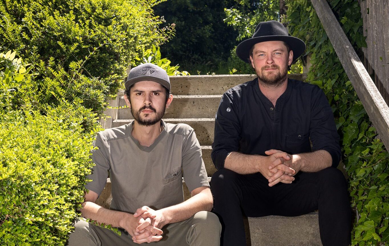 Harald Irka und Johann Schmuck sitzen auf Stufen.