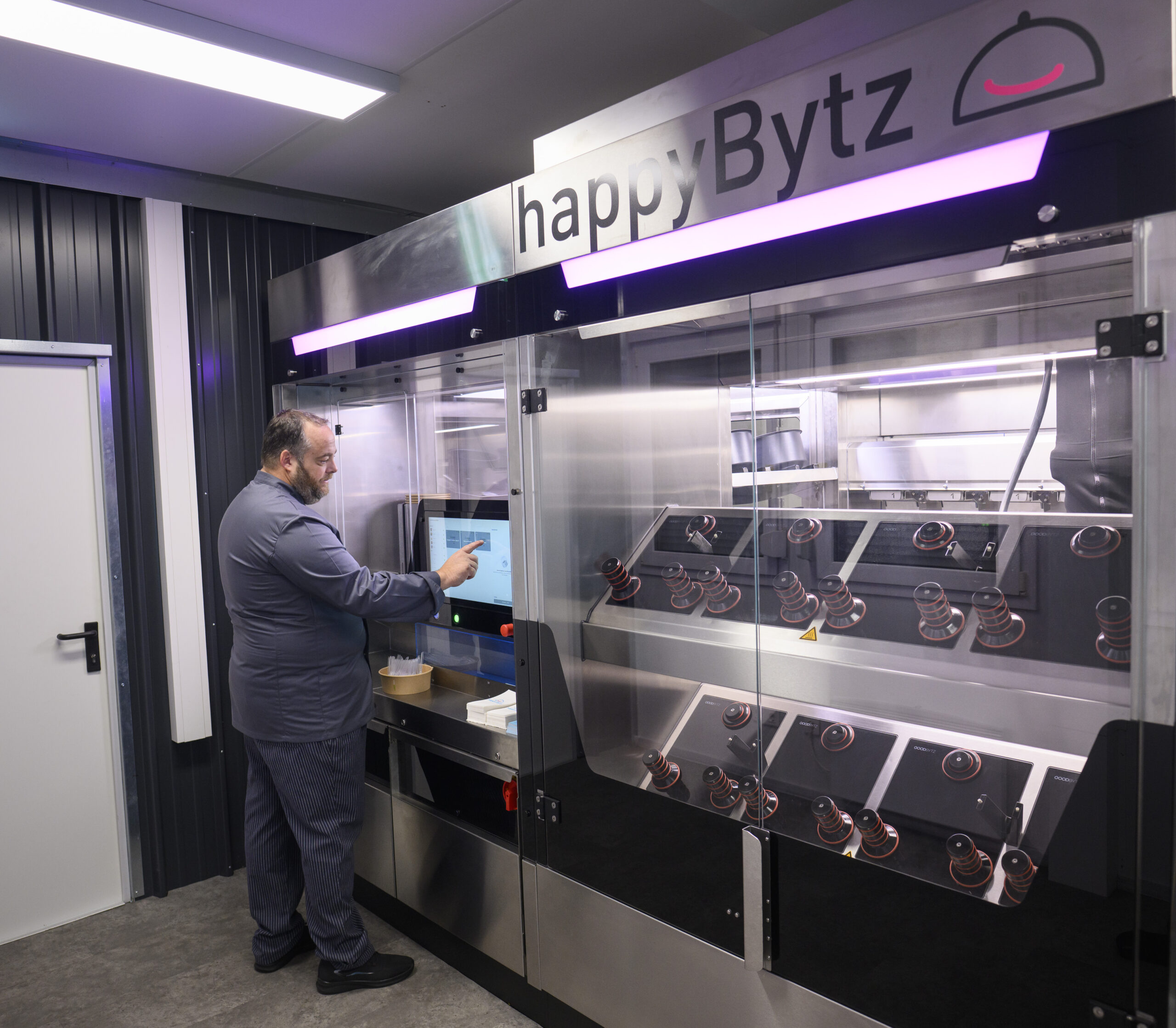 Das roboterassistierte Küchenassistent von happyBytz bereitet rund um die Uhr frisch gekochte Gerichte zu – vollautomatisch, präzise und in gleichbleibend hoher Qualität. © happyBytz / Oss