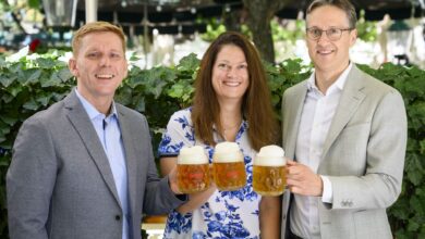 Mit dem Einstieg des Bierexperten Michael Kolarik (Bild links neben Ehefrau Regina) setzt das Schweizerhaus ein klares Zeichen. Im Bild rechts: Co-Geschäftsführer Karl Hans Kolarik. (C) Aschauer