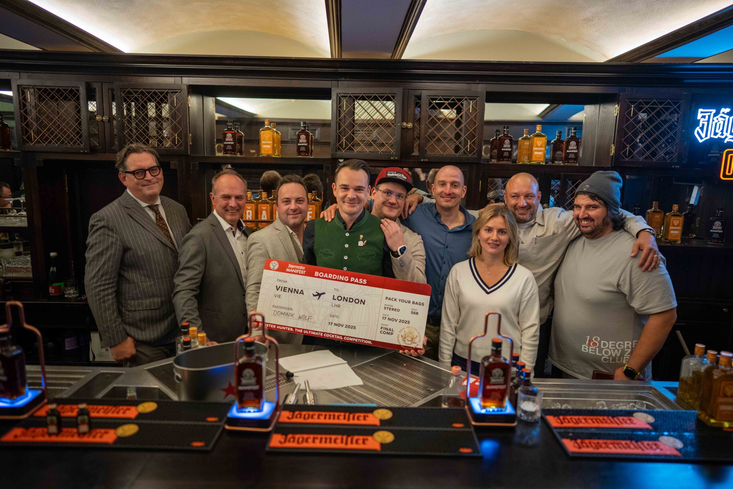 vlnr Roland Graf (Spirituosen), Eric Bouton (Monin), Marian Beke (Gibson Bar, Berlin), Dominik Wolf (sieger), Oliver Polster (Zweitplatzierter), Attila Szelhoffer (Drittplatziwerter), Tatiana Rodkina (Global Senior Product Manager Manifest), Florian Beuren (Global Brand Ambassador Jägermeister), Silverio Cosenza (Jägermeister Brand Ambassador Austria) © GOLT AGENCY