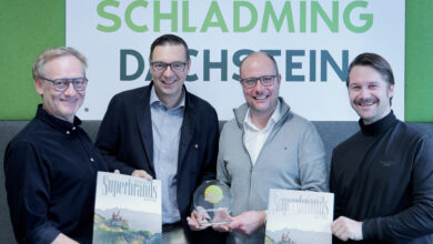 Große Freude beim Tourismusverband Schladming-Dachstein: Andreas Keinprecht (Vorsitzender), Gerhard Höflehner (Finanzreferent), Mathias Schattleitner (Geschäftsführer) und Franz Eisl (Stellvertretender Vorsitzender) nahmen die Auszeichnung entgegen. © Jonas Draxler