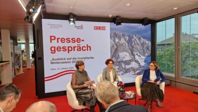 Drei Frauen, ein Winterauftrag: ÖW-Geschäftsführerin Astrid Steharnig-Staudinger, Tourismus-Staatssekretärin Elisabeth Zehetner und Spartenobfrau Susanne Kraus-Winkler (v. l.) bei der Präsentation des touristischen Winterausblicks 2025/26. (C) Alexander Grübling