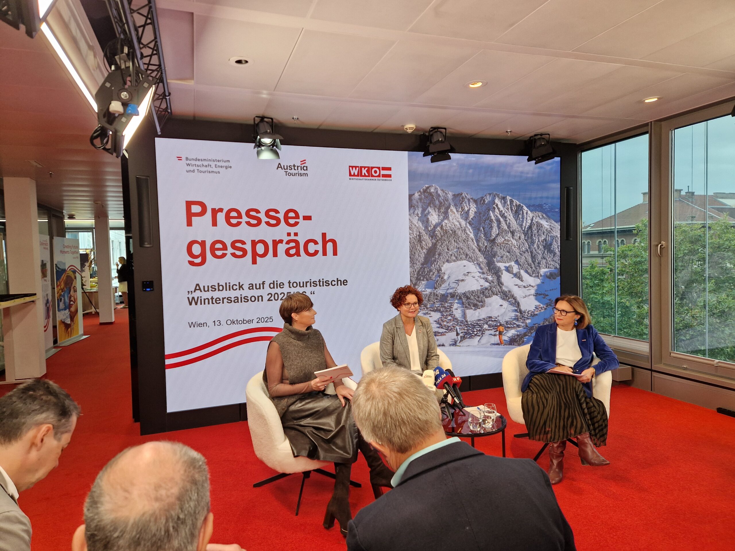 Drei Frauen, ein Winterauftrag: ÖW-Geschäftsführerin Astrid Steharnig-Staudinger, Tourismus-Staatssekretärin Elisabeth Zehetner und Spartenobfrau Susanne Kraus-Winkler (v. l.) bei der Präsentation des touristischen Winterausblicks 2025/26. (C) Alexander Grübling
