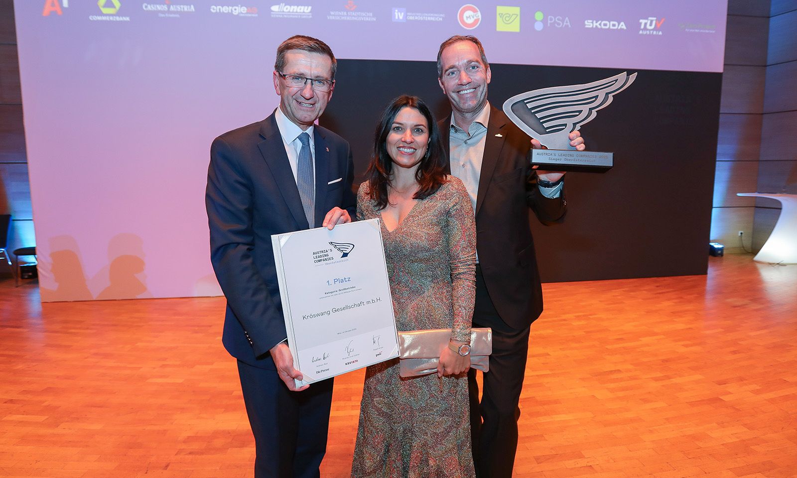 Sigrid und Manfred Kröswang nehmen den ALC für Oberösterreichs führenden Großbetrieb von Wirtschaftslandesrat Markus Achleitner (li.) entgegen. (C) „Die Presse“ / Günther Peroutka
