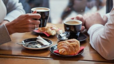 Kaffeevollautomaten, wie sie Anbieter wie Jura entwickeln, ermöglichen eine wirtschaftliche, zuverlässige und saubere Lösung. (C) iStock / Getty Images Plus / anyaberkut