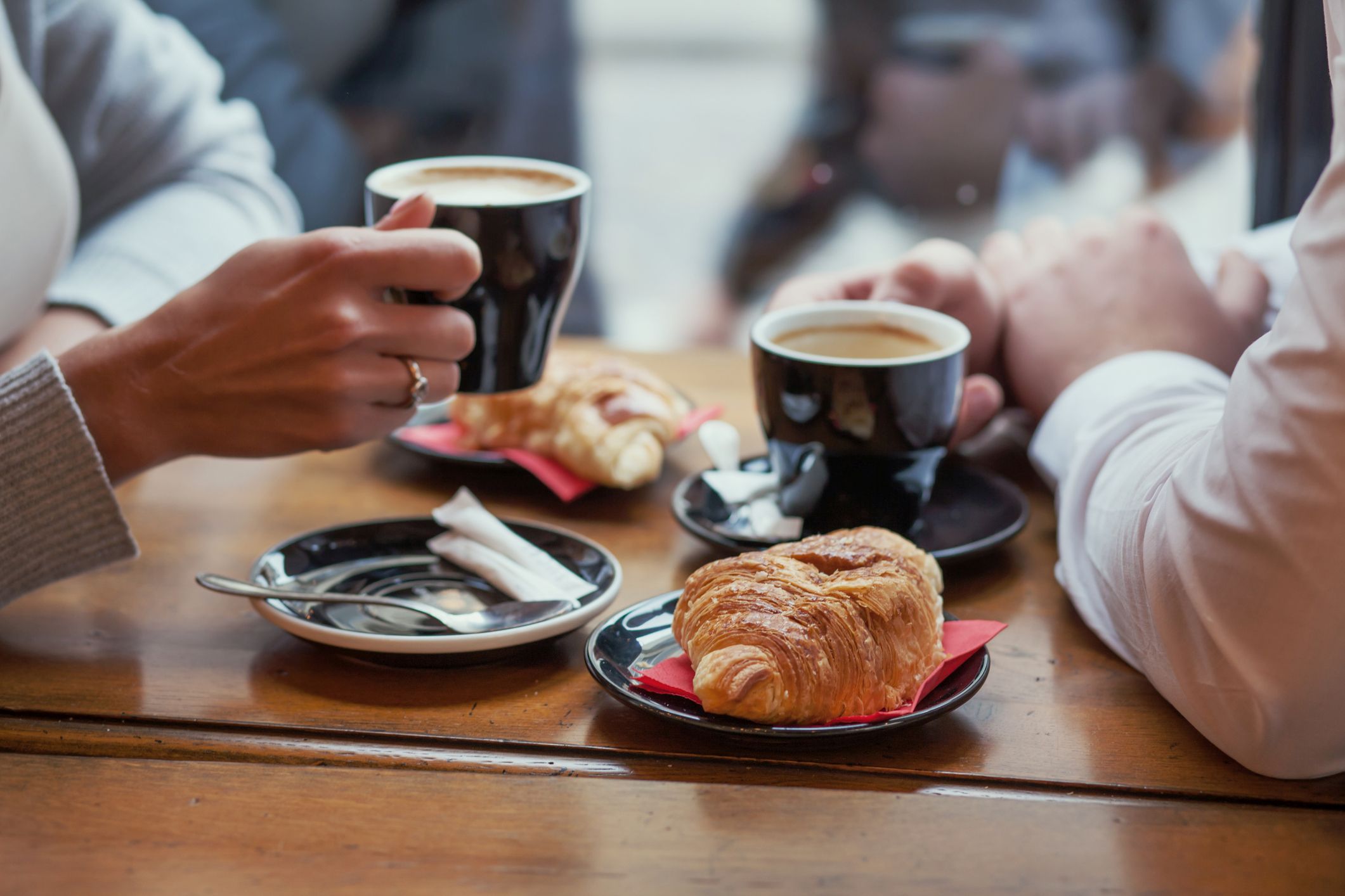 Kaffeevollautomaten, wie sie Anbieter wie Jura entwickeln, ermöglichen eine wirtschaftliche, zuverlässige und saubere Lösung. (C) iStock / Getty Images Plus / anyaberkut