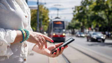 Hand mit Smartphone in Wiener Innenstadt © Zbynek Pospisil iStock Getty Images Plus