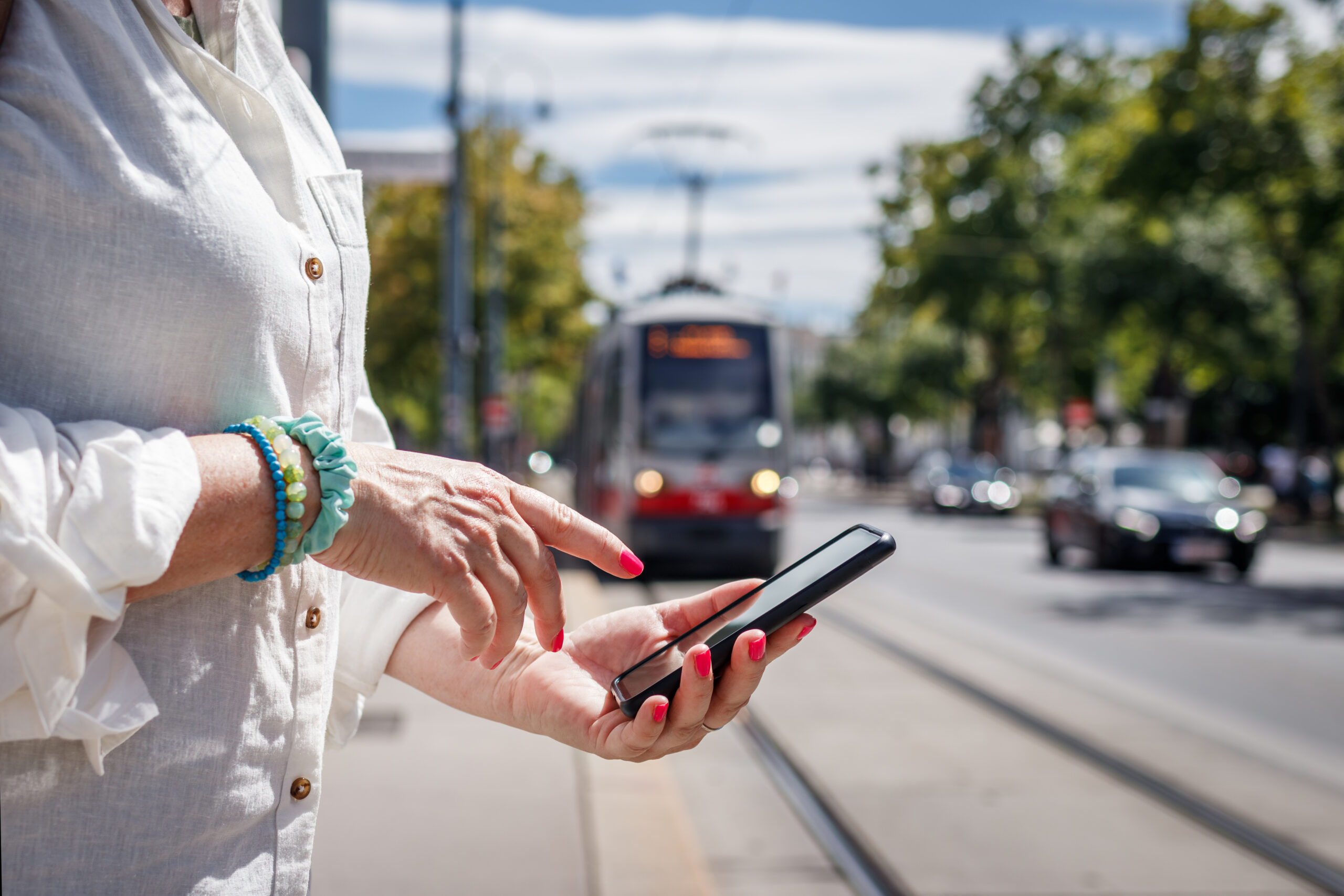 Hand mit Smartphone in Wiener Innenstadt © Zbynek Pospisil iStock Getty Images Plus